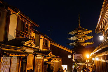 Fototapeta na wymiar 夜の京都の街並み