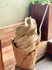 ワッフルコーンに入った茶色いソフトクリーム