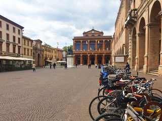 The square Cavour ( piazza Cavour ) is located in the center of the tourist city of Rimini.