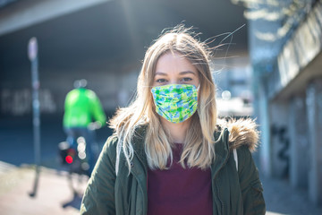 junge Frau mit Mundschutz in der Stadt