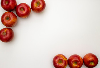 白い紙の上のりんごコンポジション Composition of apples on a white paper 9