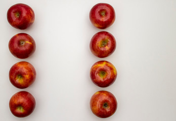 白い紙の上のりんごコンポジション Composition of apples on a white paper 7
