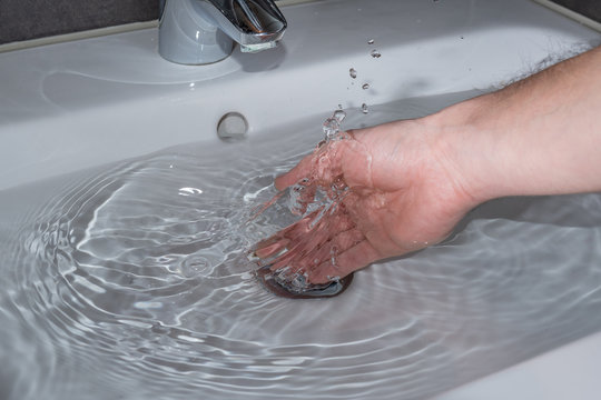 Hände mit klarem suaberem Wasser waschen