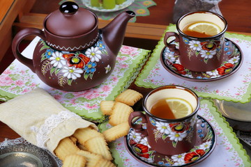Te con Teiera e tazze russe