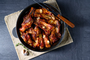 Spicy pork ribs with garlic and barbecue sauce