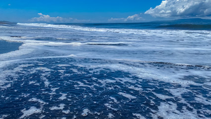 Obraz premium A desolate ocean shore with rolling waves. Background banner panorama