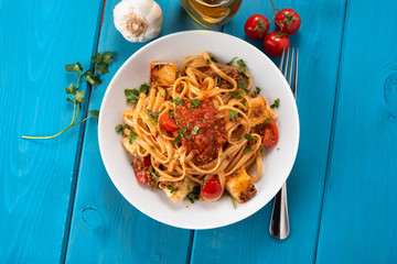 Piatto di deliziose linguine al ragu di pesce, Cucina Italiana