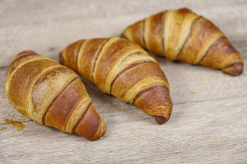 croissant français sur une table