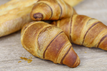 croissants et baguette de pain sur un table