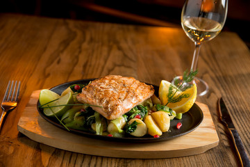 Salmon fillet with gratinated potatoes, leek and spinach