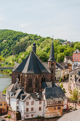 Saarburg, Saar, Fluss, Stadt, Altstadt, Altstadthäuser, Laurentiuskirche, Leukmündung, Leuckbach, Weinstadt, Weinberge, Flussfahrt, Rheinland-Pfalz, Deutschland