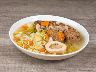 pot-au-feu dans assiette sur table en bois