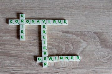 Coronavirus-Schriftzug aus Buchstaben mit Wörtern rund um die Corona-Krise der Pandemie mit Krise,...