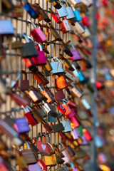 Liebesschlösser Paare Schwur ewige Treue Schlüssel Wasser Namen Datum Herz Gravur Tradition Aberglaube Sehenswürdigkeit Romantik Farben Love Lock Farben Bunt Vielfalt Treue Verbundenheit 