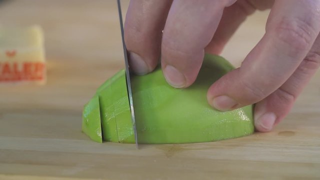 d&eacute;coupe de tranches d'avocat dans la cuisine