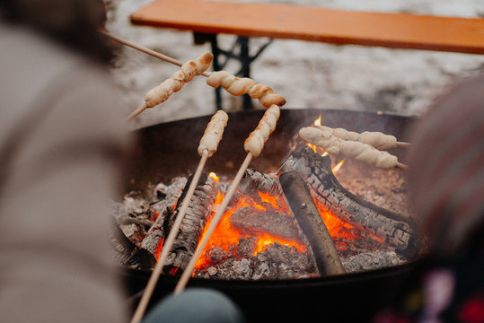 Stockbrot &uuml;ber offener feuerstelle