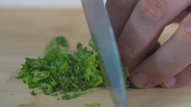 hacher du persil &agrave; la cuisine pour une recette de cuisine