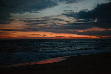 Fototapeta na wymiar Sunset on the ocean in the vicinity of Habaraduva in Sri Lanka