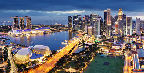 Fototapeta na wymiar Singapore business district and city at twilight, Asia - panorama