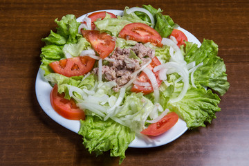 Mix salad with tuna