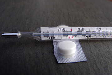 fieberthermometer und tabletten