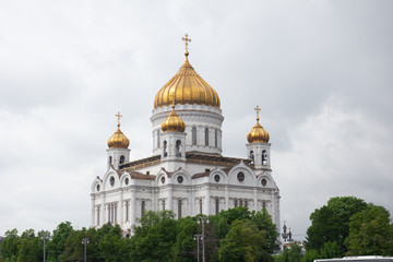 Fototapeta na wymiar View of the Cathedral of Christ the Saviour in Moscow from the Moscow river