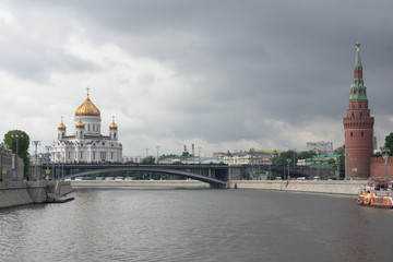 Obraz premium View of the Cathedral of Christ the Saviour in Moscow from the Moscow river