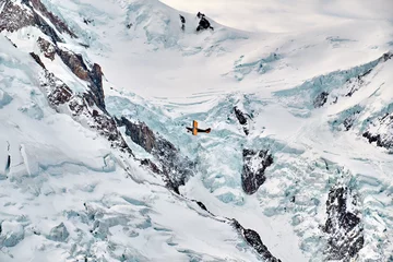 Photo sur Plexiglas Mont Blanc Petit avion au-dessus de la pente du Mont Blanc.