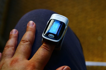 Pulse oximeter measuring oxygen saturation in blood and heart rate