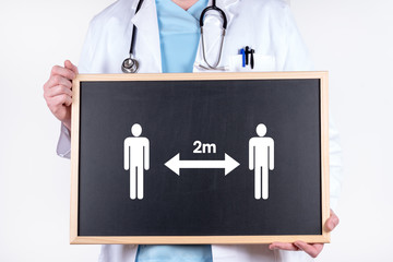 Arzt mit einer Tafel zum Abstand von Personen in der Öffentlichkeit Sozial Distance