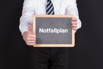 Geschäftsführer mit einer Tafel Notfallplan