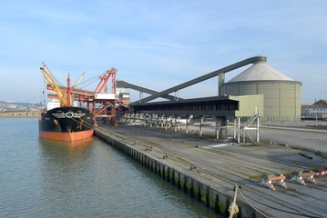 Fototapeta na wymiar Port de Rouen, chargement de sucre sur cargo