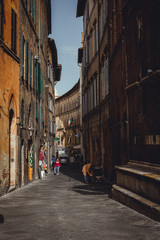 Fototapeta na wymiar narrow street in Sienna, italy