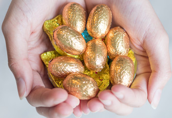 Main remplie d'oeufs au chocolat durant Pâques
