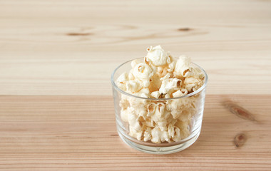 ガラスの器に入ったポップコーン（横）