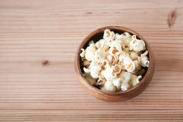 木の器に入ったポップコーン（俯瞰）