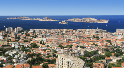 Fototapeta na wymiar Vue aérienne des îles du Frioul au large de la ville de Marseille.