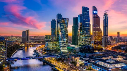 Fototapete Moskau Moskauer Wolkenkratzer und Skyline-Architektur, Moskauer internationales Finanzbüro mit Moskau-Fluss, Luftbild-Wolkenkratzer des Moskauer Geschäftszentrums in der Herbstsaison, Russland.