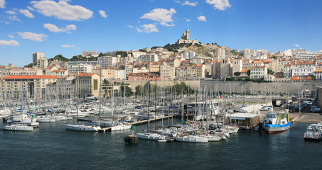 Fototapeta na wymiar La colline surmontée de la basilique Notre-Dame de la Garde à Marseille.