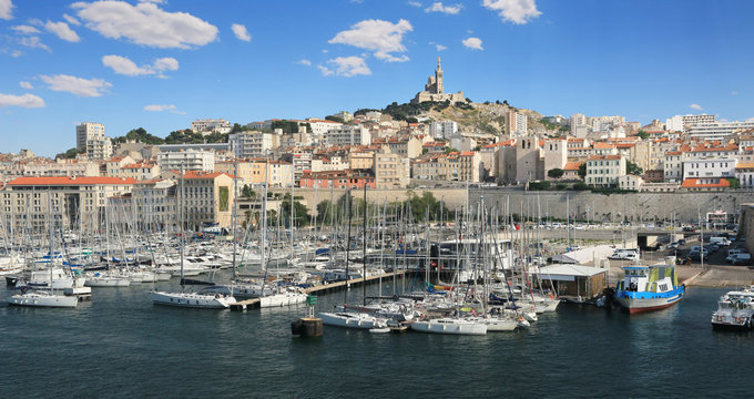 La colline surmont&eacute;e de la basilique Notre-Dame de la Garde &agrave; Marseille.