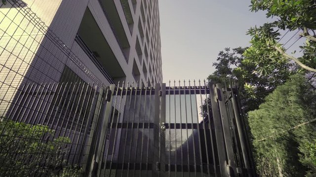 マンションの門