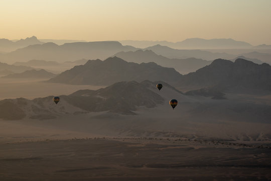 Mongolfiere all'alba nel deserto del Namib