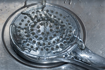 Entkalken eines Duschkopfes - duschkopf reinigen