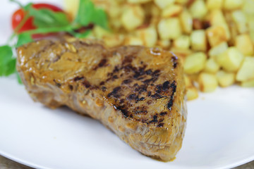 filet de boeuf grillé et pommes de terre rissolées