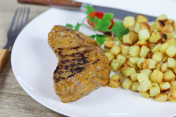 filet de boeuf grillé et pommes de terre rissolées