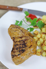 filet de boeuf grillé et pommes de terre rissolées