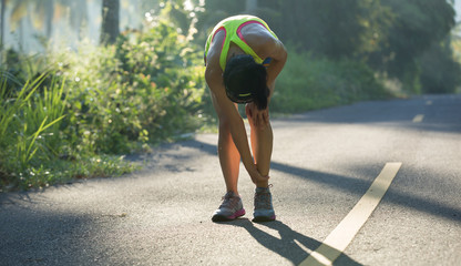 Young fitness woman runner got sports injury on knee