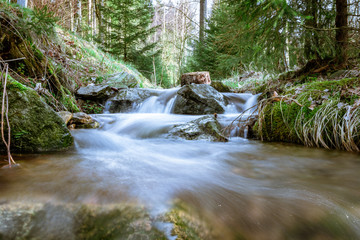 Wasser Bach Langzeitbelichtung im Wald