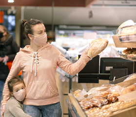 A young woman shopping in a supermarket during a virus epidemic.