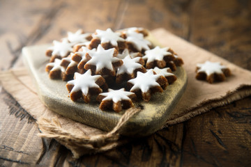 Festive cinnamon cookies with sugar glaze